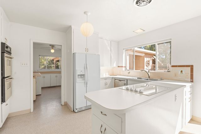 1041 Mansion Ridge Road, Santa Fe, NM 87501