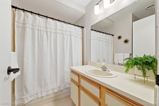 38507 Wellington Drive 3, Clinton Charter Township, MI 48036