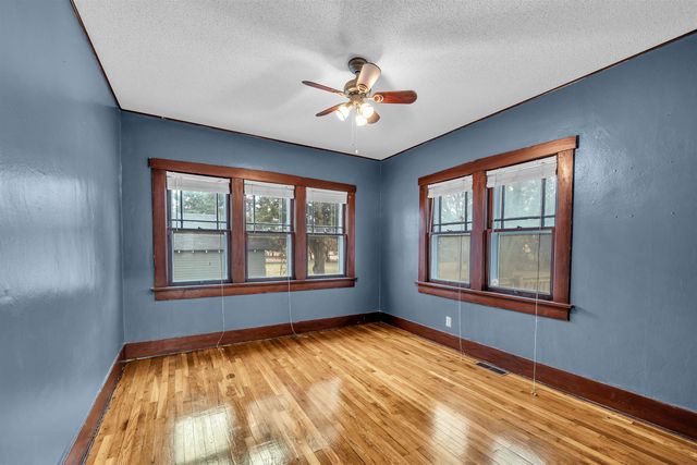 1125 E Broadway St, Newton, KS 67114