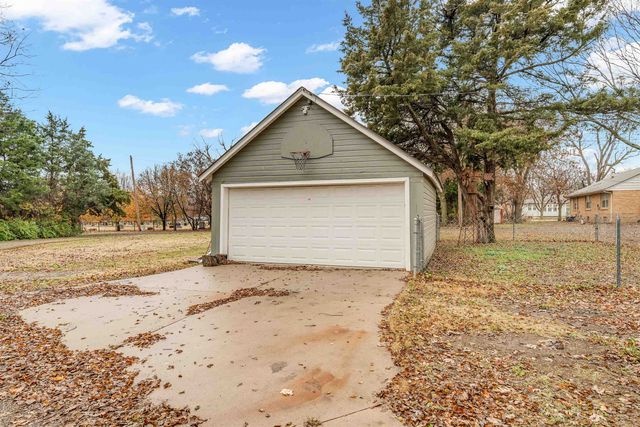 1125 E Broadway St, Newton, KS 67114