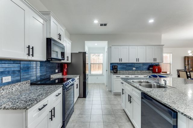 810 Wolf Creek Drive, Cleburne, TX 76033