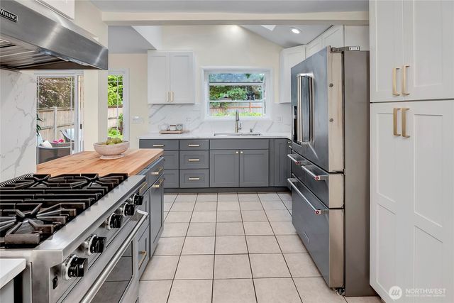 8232 39th Avenue NE, Seattle, WA 98115