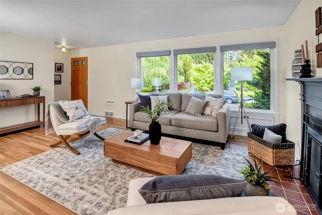 8232 39th Avenue NE, Seattle, WA 98115