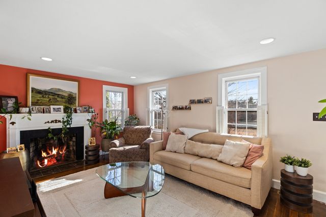 27 Broad Cove Rd, Hingham, MA 02043