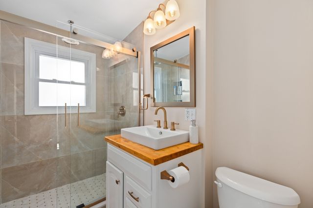 27 Broad Cove Rd, Hingham, MA 02043