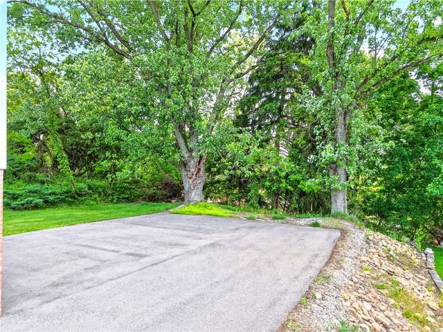 35 Frances Dr, Robinson Twp, PA 15108