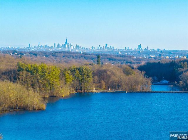 5 Pimlico Place, Oakland, NJ 07436