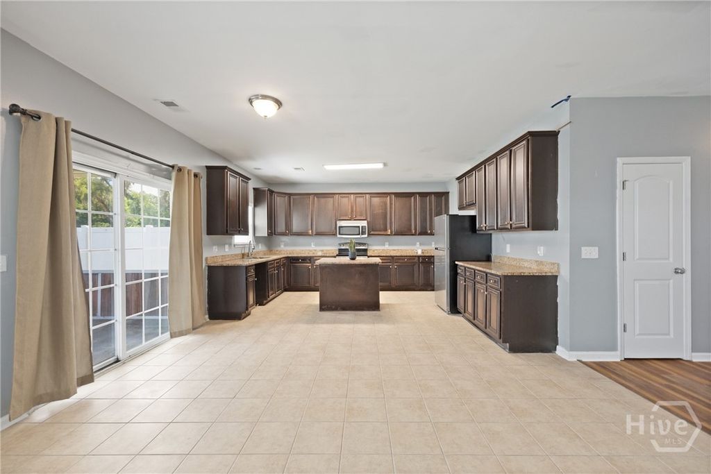 Image 16 of property listing at 189 Savannah Lane, Richmond Hill, GA 31324