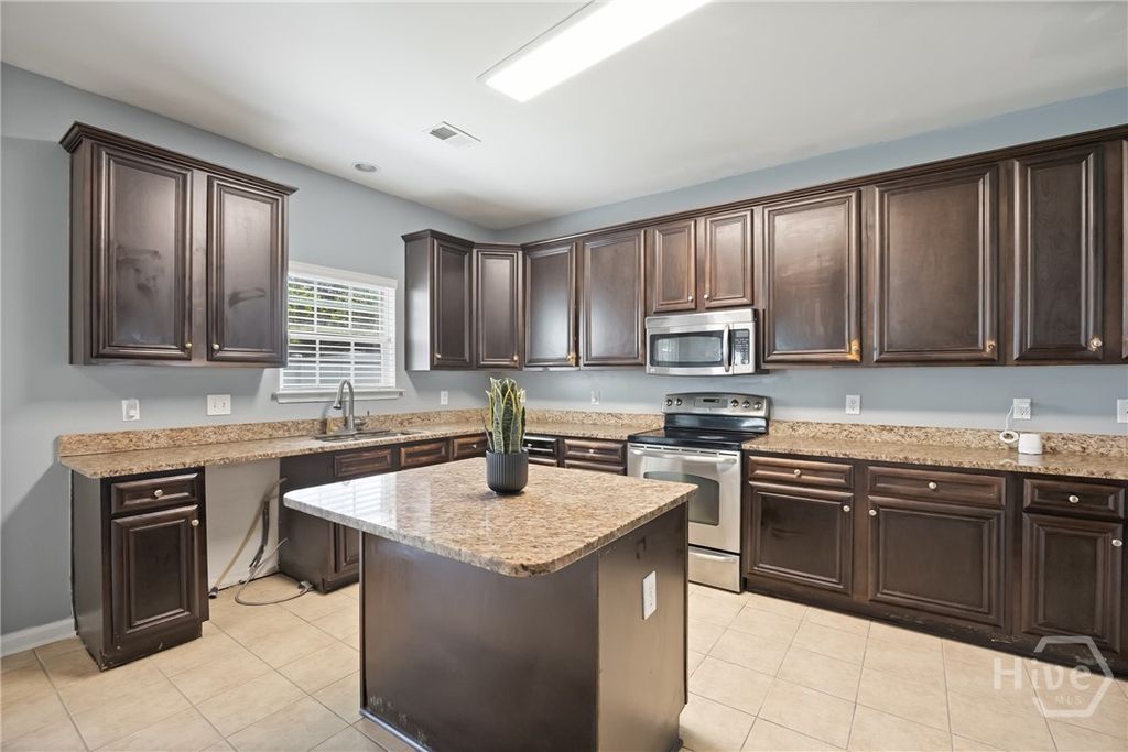 Image 19 of property listing at 189 Savannah Lane, Richmond Hill, GA 31324
