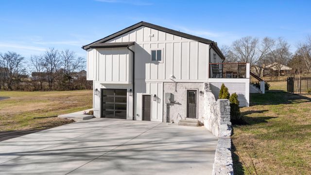 2752 Thompson Station Rd, E, Thompsons Station, TN 37179