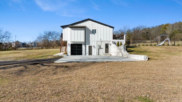 2752 Thompson Station Rd, E, Thompsons Station, TN 37179