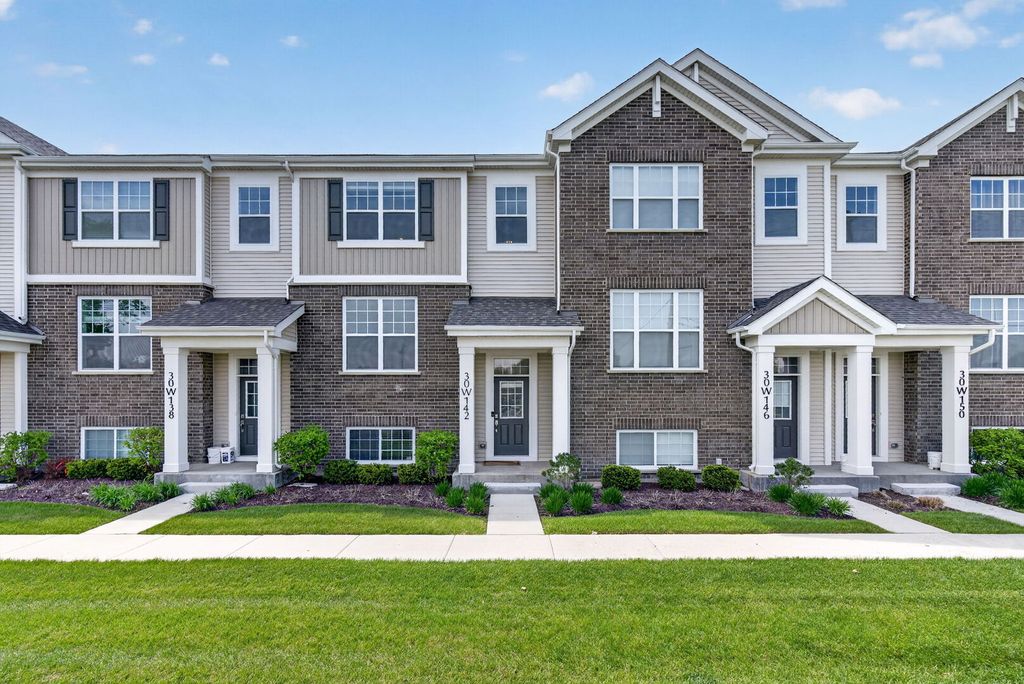 30W142 Wheeler Circle, Warrenville, IL 60563