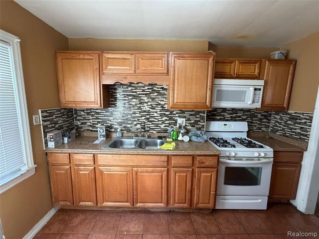 4913 Schlaff Street, Dearborn, MI 48126