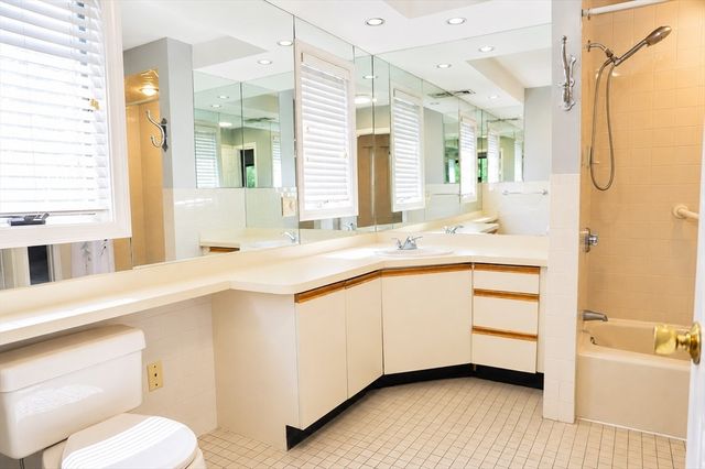 701 Sherwood Forest Ln 701, Saugus, MA 01906