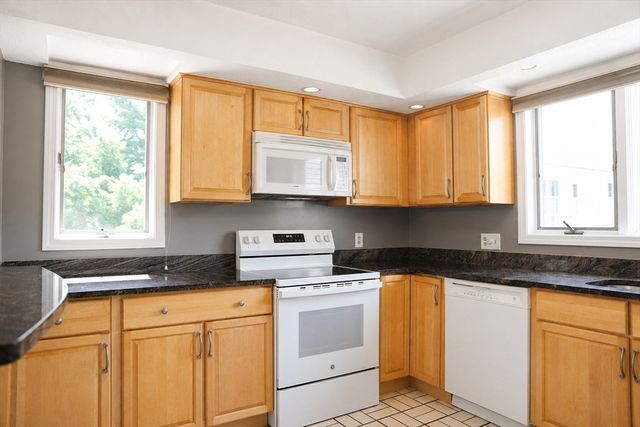 701 Sherwood Forest Ln 701, Saugus, MA 01906