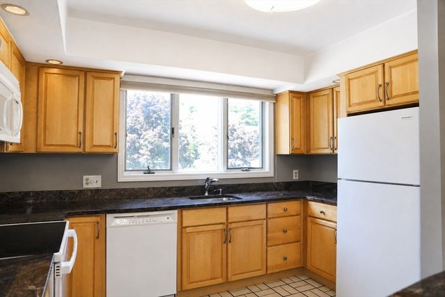 701 Sherwood Forest Ln 701, Saugus, MA 01906