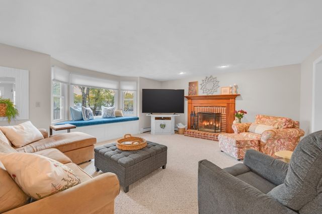 108 Linwood St, Uxbridge, MA 01569