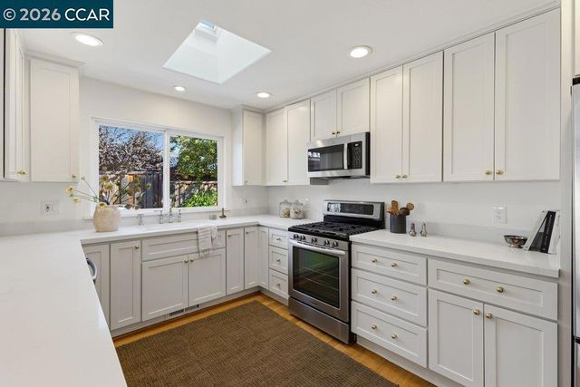 1122 Juanita Dr, Lafayette, CA 94595
