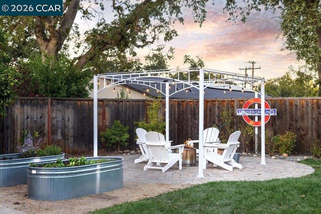 1122 Juanita Dr, Lafayette, CA 94595
