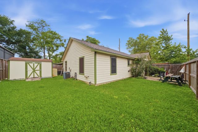 305 Peach Street, Tomball, TX 77375