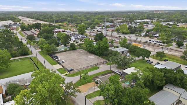 305 Peach Street, Tomball, TX 77375