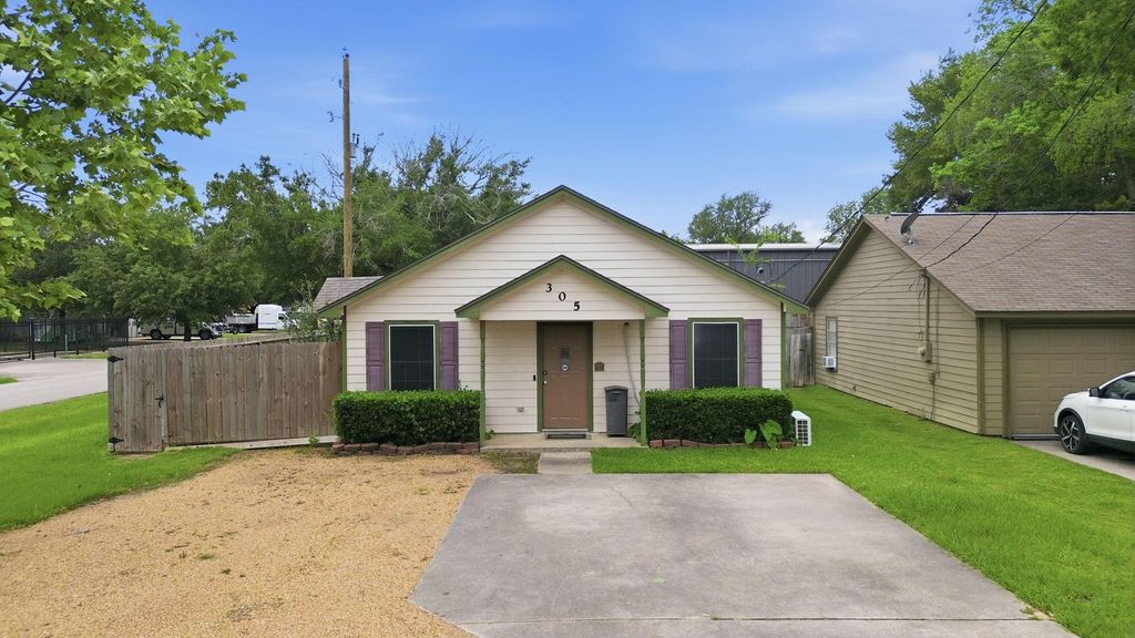 305 Peach Street, Tomball, TX 77375