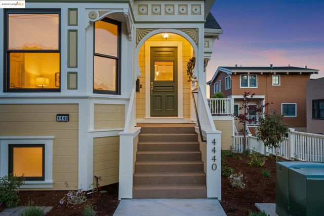 4440 Howe St, Oakland, CA 94611