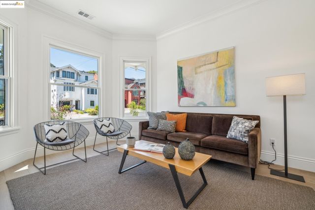 4440 Howe St, Oakland, CA 94611