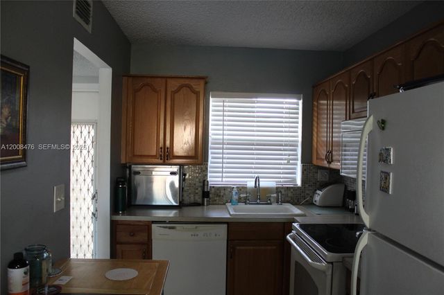 9480 Sunrise Lakes Blvd 204, Sunrise, FL 33322