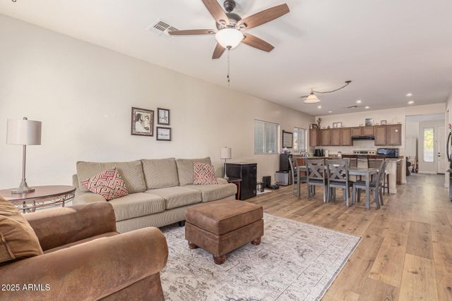 1193 W DESERT HOLLOW Drive, San Tan Valley, AZ 85143