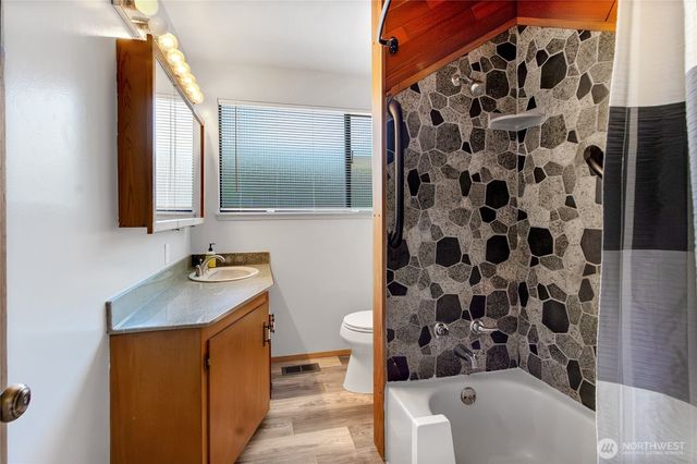 317 S 208th Street, Des Moines, WA 98198