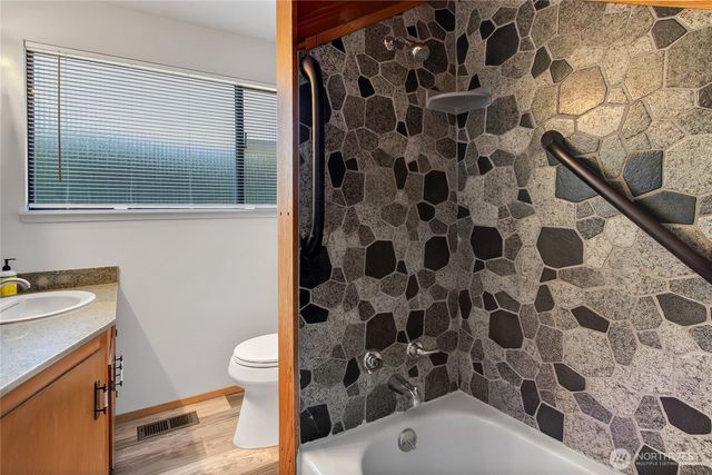 317 S 208th Street, Des Moines, WA 98198