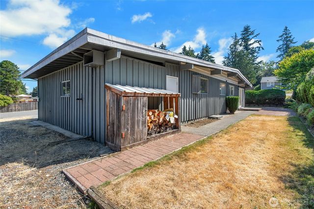 317 S 208th Street, Des Moines, WA 98198