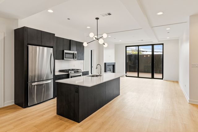 1801 W Grand Avenue 202, Chicago, IL 60622