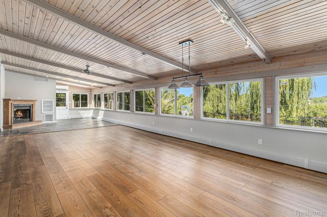 2145 Helmsford Drive, Wolverine Lake Village, MI 48390