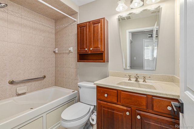 2145 Helmsford Drive, Wolverine Lake Village, MI 48390