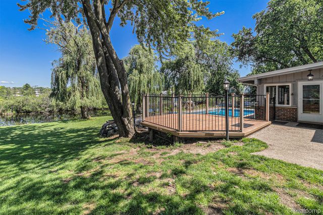 2145 Helmsford Drive, Wolverine Lake Village, MI 48390