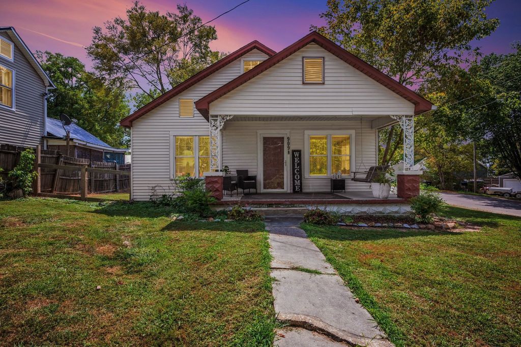 909 W 1st St, Dickson, TN 37055