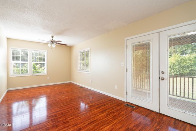 920 Oakwood Drive, Dandridge, TN 37725