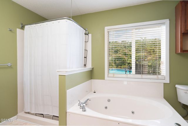 920 Oakwood Drive, Dandridge, TN 37725