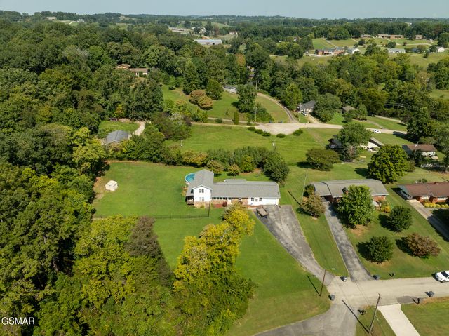 920 Oakwood Drive, Dandridge, TN 37725