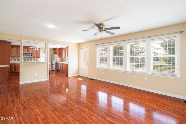 920 Oakwood Drive, Dandridge, TN 37725