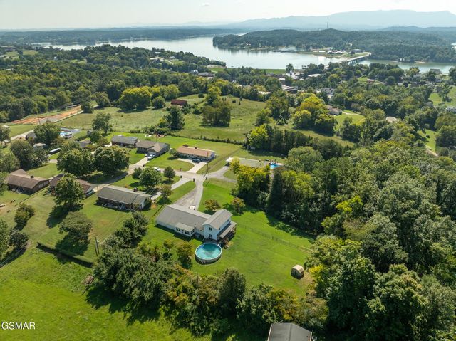 920 Oakwood Drive, Dandridge, TN 37725