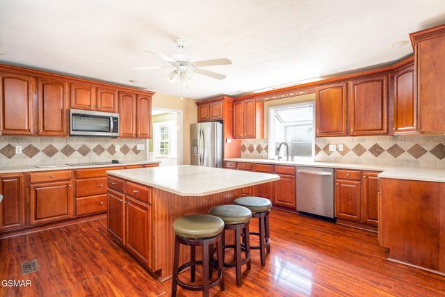 920 Oakwood Drive, Dandridge, TN 37725