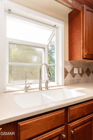 920 Oakwood Drive, Dandridge, TN 37725