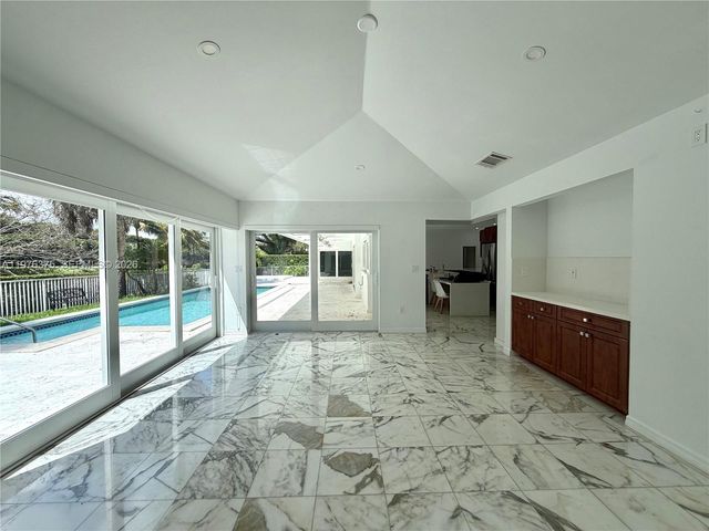 4934 NW 94th Doral Pl, Doral, FL 33178