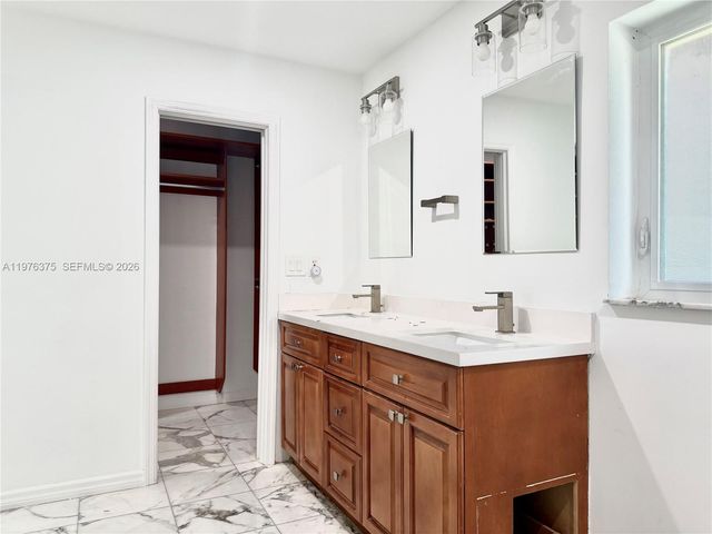 4934 NW 94th Doral Pl, Doral, FL 33178