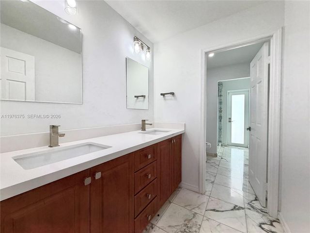 4934 NW 94th Doral Pl, Doral, FL 33178