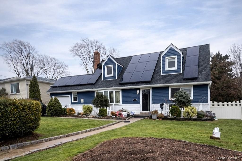 83 E Lido Prom, Lindenhurst, NY 11757