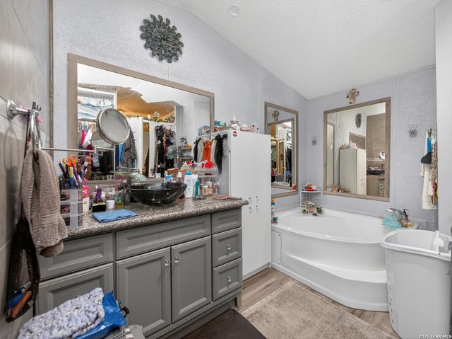953 Forest Oaks Dr, Somerset, TX 78069